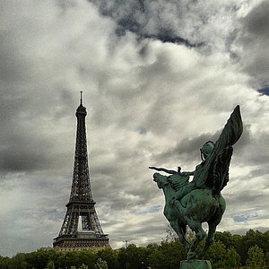 Eiffelturm, Blick von der Brücke Bir Hakeim